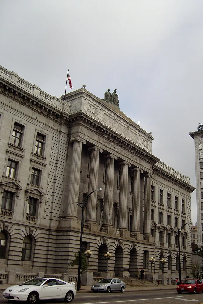 Entrée d'un palais de justice à colonnes